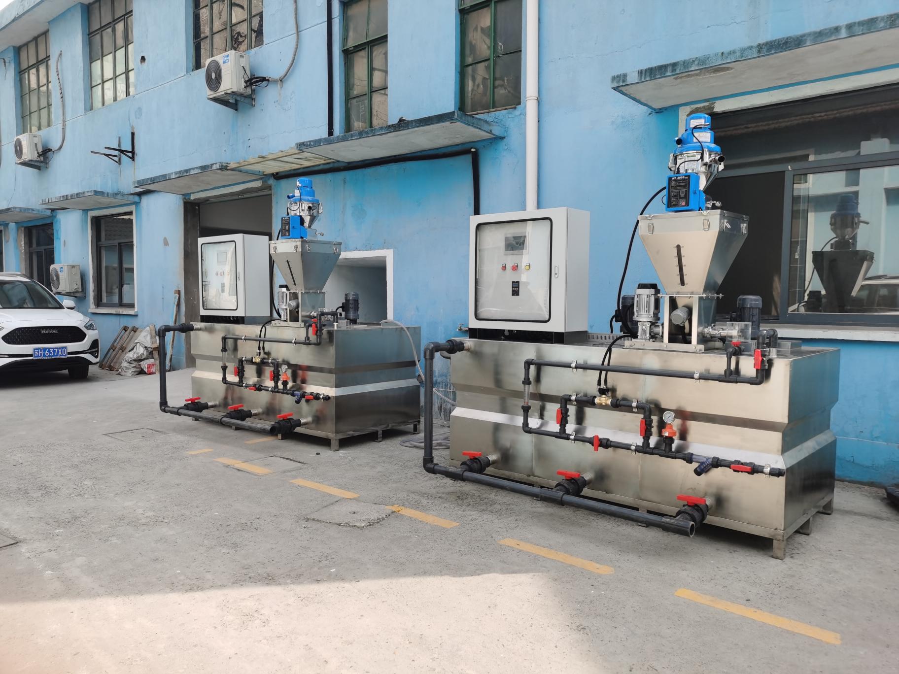 本機(jī)小巧玲瓏，主要由1、電控系統(tǒng)，2、料斗，3、定量干粉投加器，  4、攪拌機(jī)，5、溶液箱，6、排空系統(tǒng)，7、給水系統(tǒng)組成