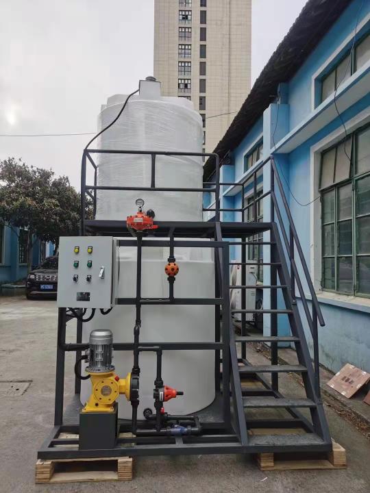 加藥裝置組成結(jié)構(gòu)有：加藥箱、液位計(jì)、計(jì)量箱、攪拌器、加藥計(jì)量泵、安全閥、壓力表、控制柜、閥門以及管路集中布置，各部件的材質(zhì)主要分不銹鋼和碳鋼襯膠