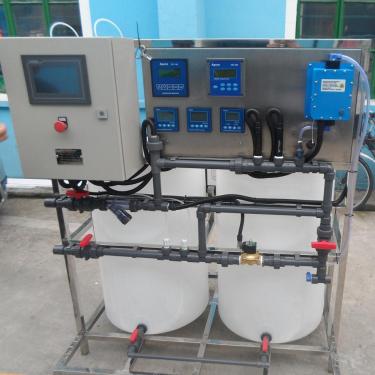 1.通過熒光示蹤原理，不管系統(tǒng)處于何種狀態(tài)，直接檢測水處理劑有效組份，測量誤差小于正負(fù)0.1mg/1(1mg/1)，控制誤差小于正負(fù)0.5mg/1(5mg/1).  2.BTSJ型循環(huán)水自動(dòng)加藥系統(tǒng)處于有多條補(bǔ)充水管線或排污不易控制的系統(tǒng)優(yōu)越性更明顯。  3.對(duì)于發(fā)展中的低磷和無磷配方的藥劑特別適合。  4.同時(shí)方便于原非自動(dòng)加藥的升級(jí)改造，使之成為熒光示蹤加藥