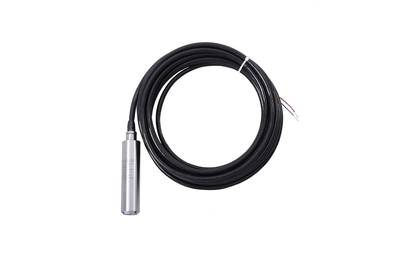 把與液位深度成正比的液體靜態壓力準確測量出來，經過信號調理電路轉換成標準（電壓或電壓）信號輸出，建立起輸出信號與液位深度的線性對應關系，實現對液體深度的測量。由傳感器、導氣電纜、不銹鋼筒等組成。產品精度高、體積小，直接投入液體中，即可測量出變送器末端到液面的液體高度，使用方便。適用于石油、化工、電廠、城市供水、水文勘探領域的液位測量與控制。