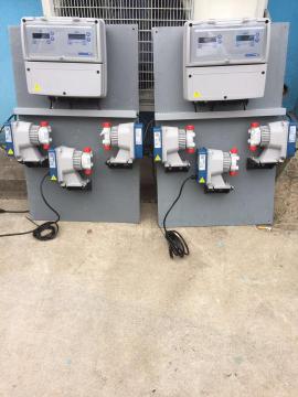 三臺或者四臺加藥計量泵可選，投加絮凝劑計量泵， 加酸計量泵，加氯計量泵和除藻劑加藥泵。