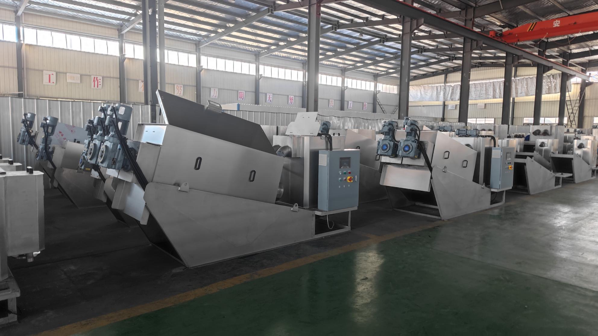 疊螺式污泥脫水機(jī)是集全自動(dòng)PLC控制柜、污泥濃縮脫水本體及絮凝箱于一體，可在全自動(dòng)運(yùn)行的條件下，實(shí)現(xiàn)高效的絮凝，連續(xù)完成污泥濃縮壓榨脫水工作，將收集的濾液回流或排放，脫水的污泥排出。