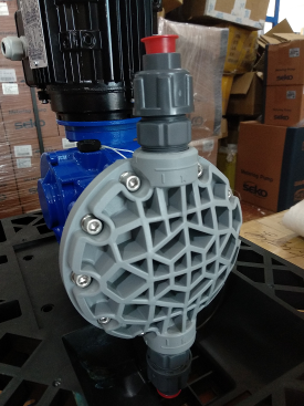 M51系列泵是一種機械隔膜計量泵，具有彈黃復位機械裝置和鋁制外殼。